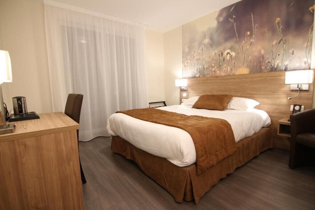 Фото Logis Hotel la Chambre d'Amiens (ex. La Chambre d'Amiens) 3*