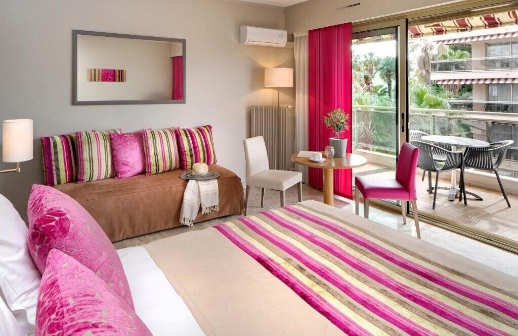 Фото The Originals Boutique, Hotel Les Strelitzias, Antibes Ouest (ex. Hotel Les Strelitzias) 3*