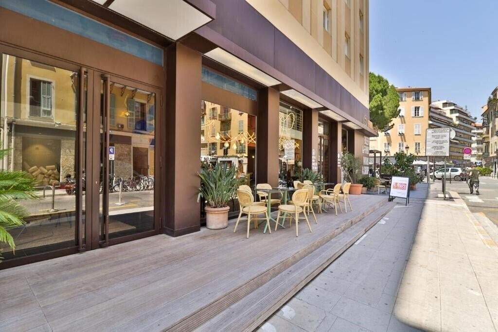Отель Hotel du Pin Nice Port 3*