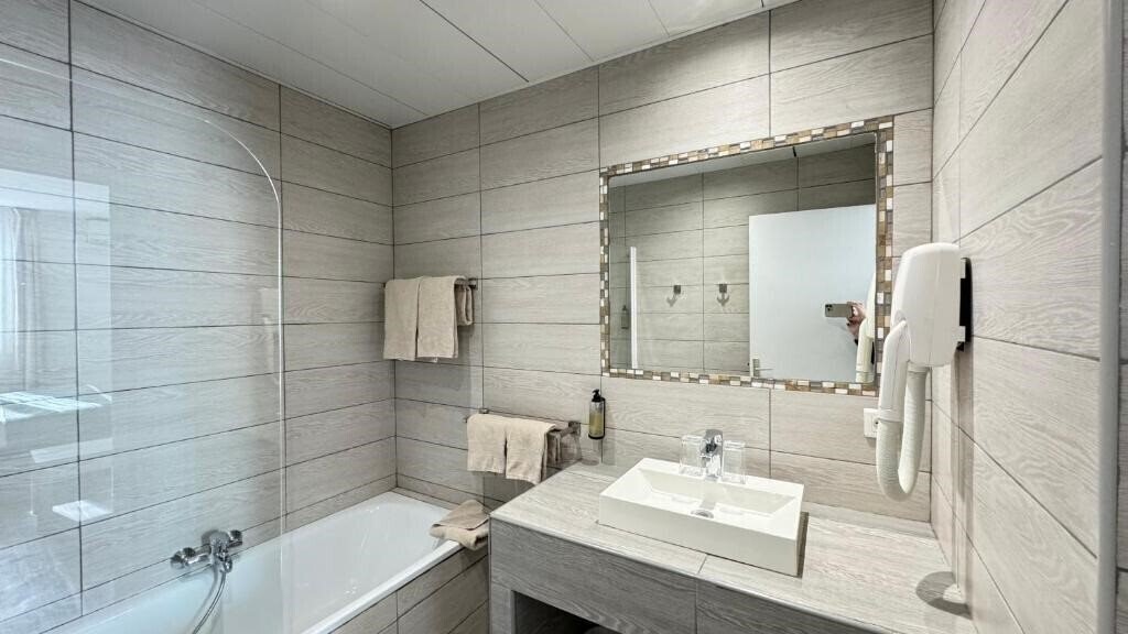 Zdjęcie Helvetique 2*