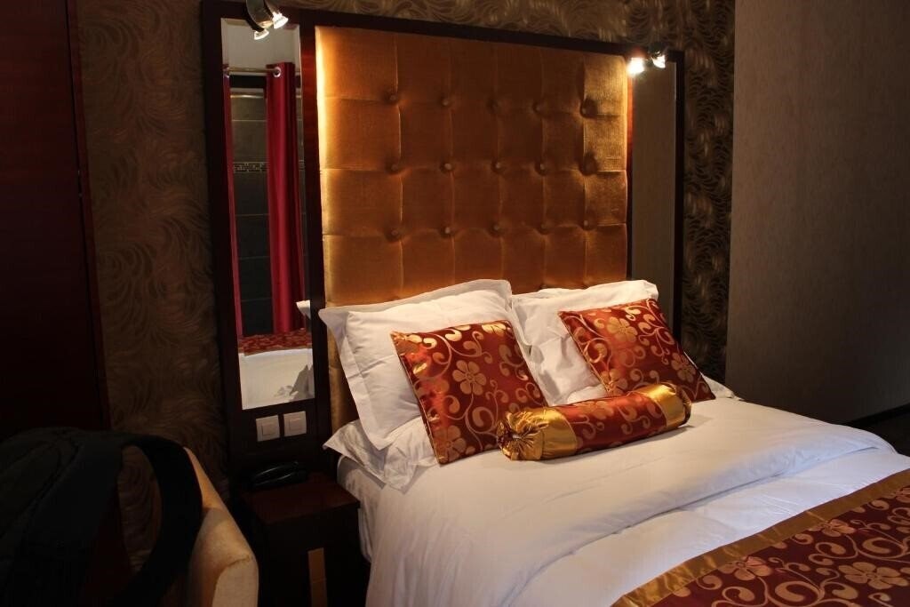 Фото Hotel des Buttes Chaumont 2*