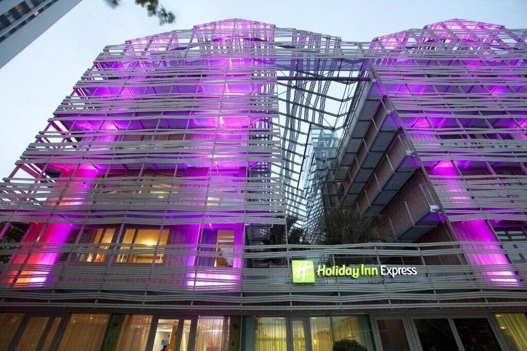 Фото Holiday Inn Express Paris Canal De La Villette 3*