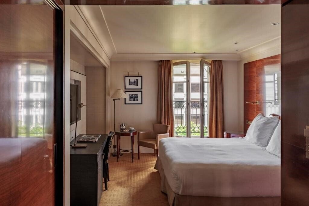 Отель Hotel Montaigne 5*