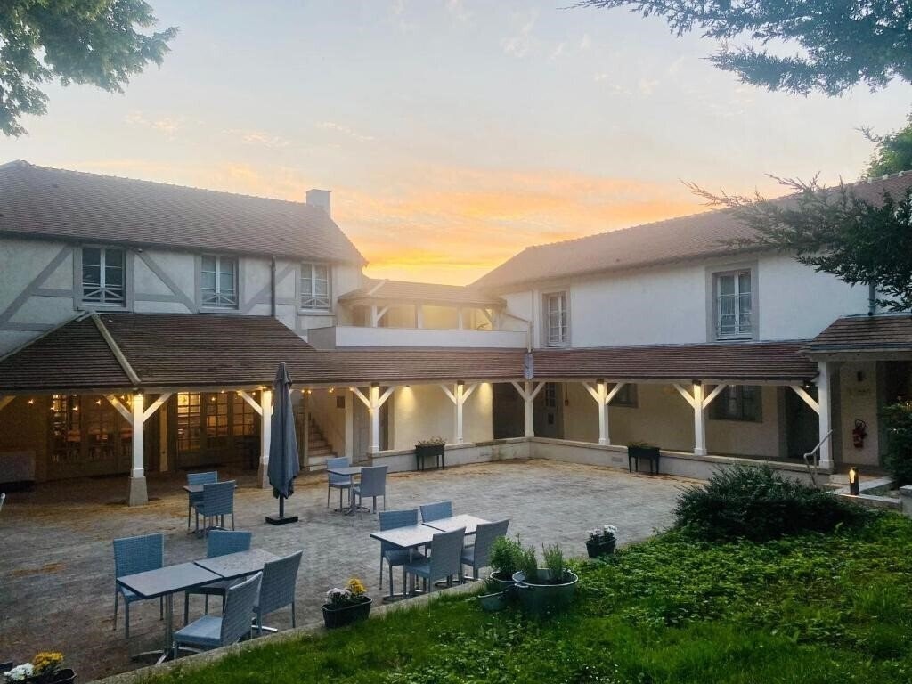 Готель Hotel Le Cheval Blanc Paris Marne-La-Vallee 4*