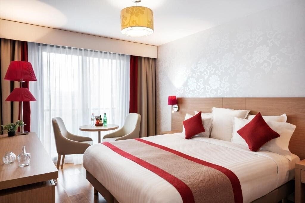 Hotel Residhome Paris Evry 4*
