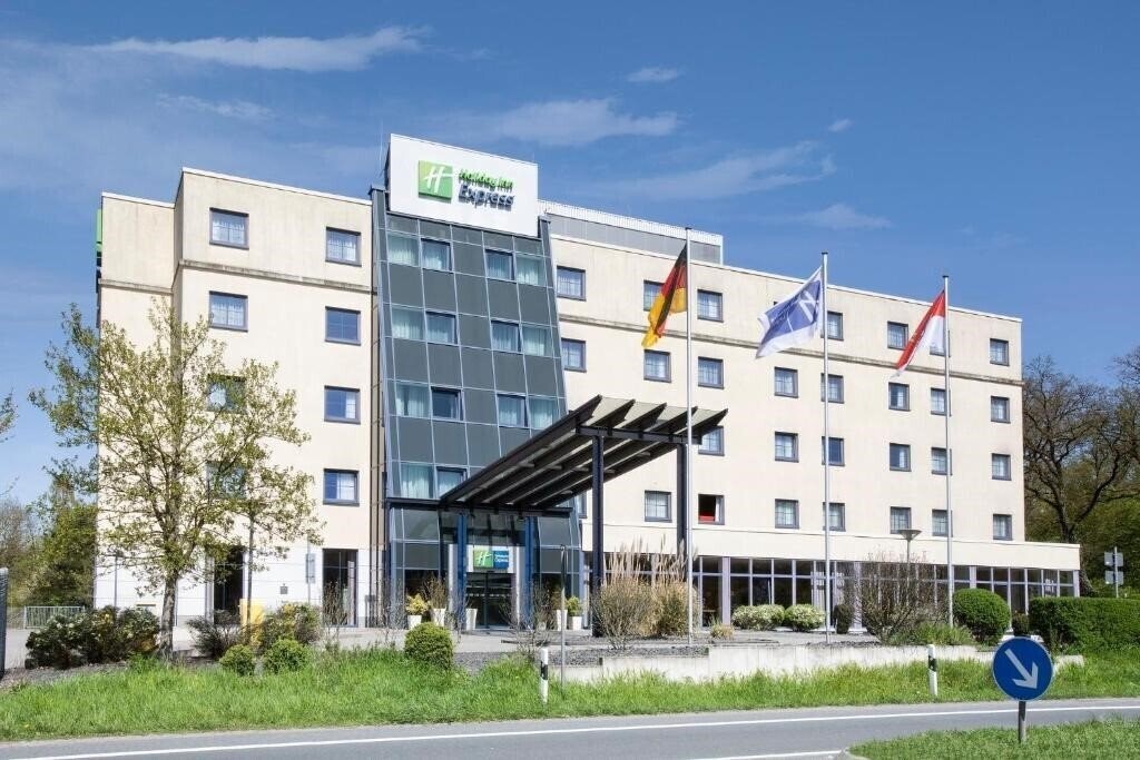Готель Holiday Inn Express Frankfurt Airport 3*