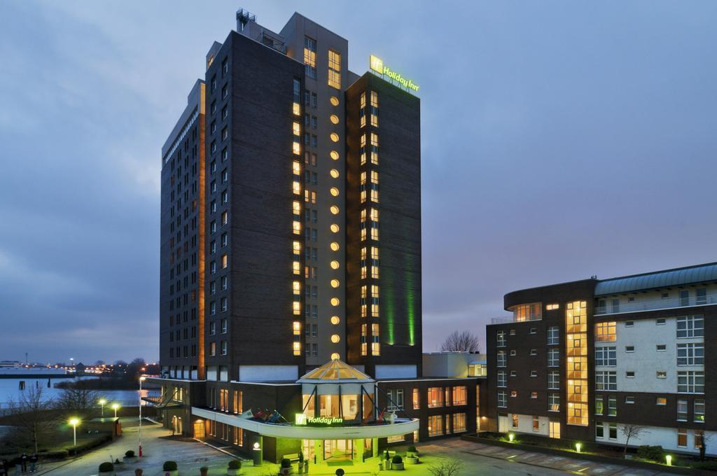 Отель Holiday Inn Hamburg 4*