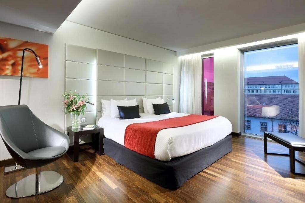 Готель Eurostars Grand Central 4*