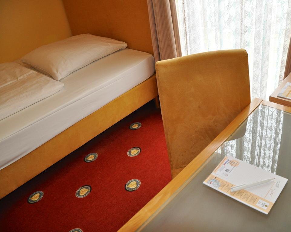 Obraz Golden Leaf Perlach Allee Hof 3*