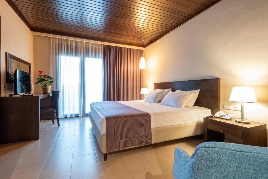 Готель Porto Plaza Hotel Beach Resort 4*