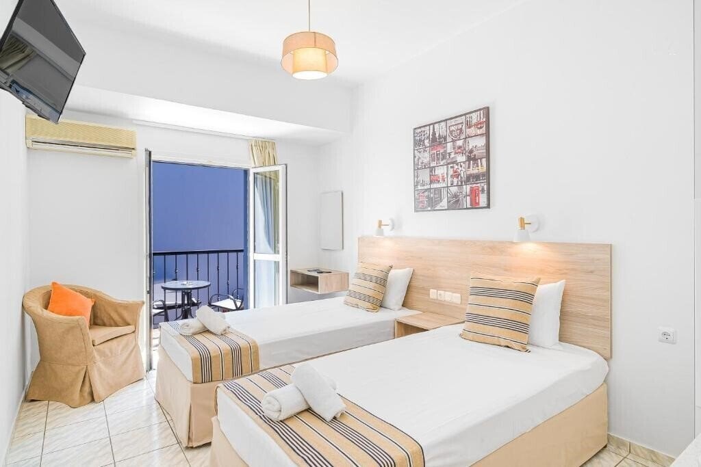 Zdjęcie Happy Days Studios & Apts 3*