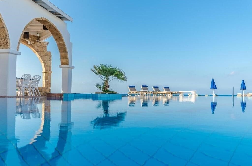 Готель Pyrgos Blue 3*