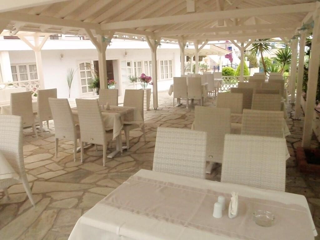 Hotel Leonidas Apartments 3*