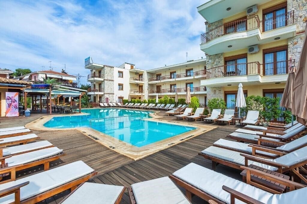 Hotel Nereides Hanioti 2*