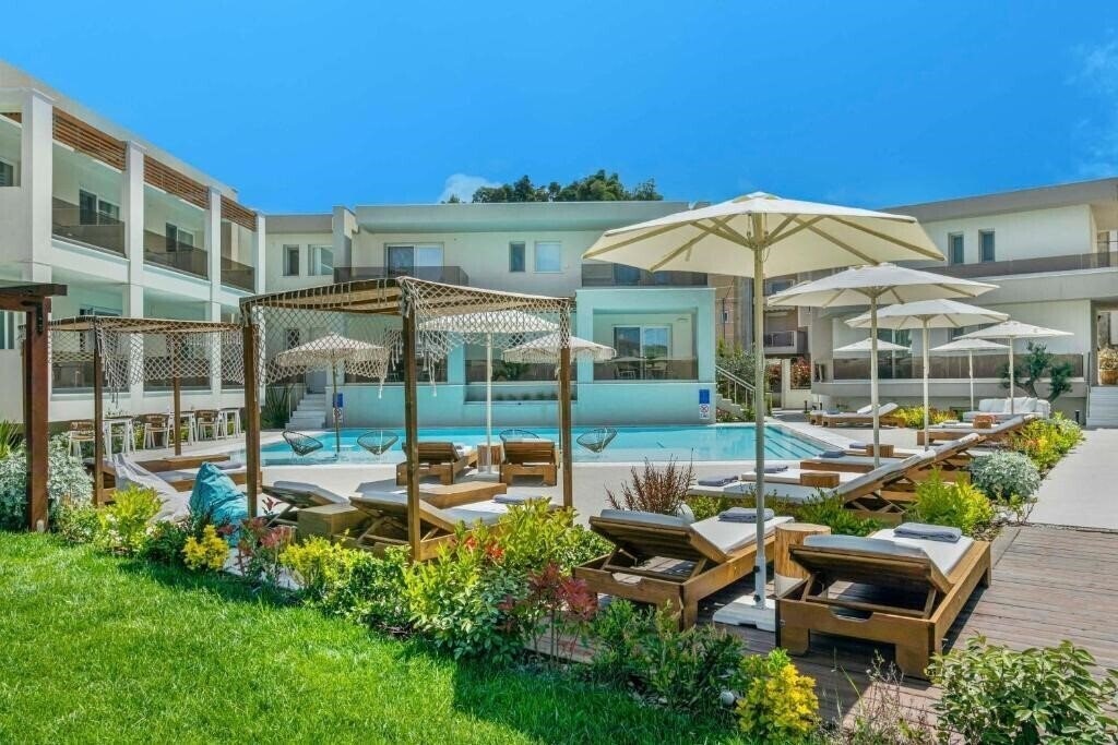 Zdjęcie Mirablue Luxury Residences (ex. Mirablue Deluxe Residences, Mirablue Residences) 3*