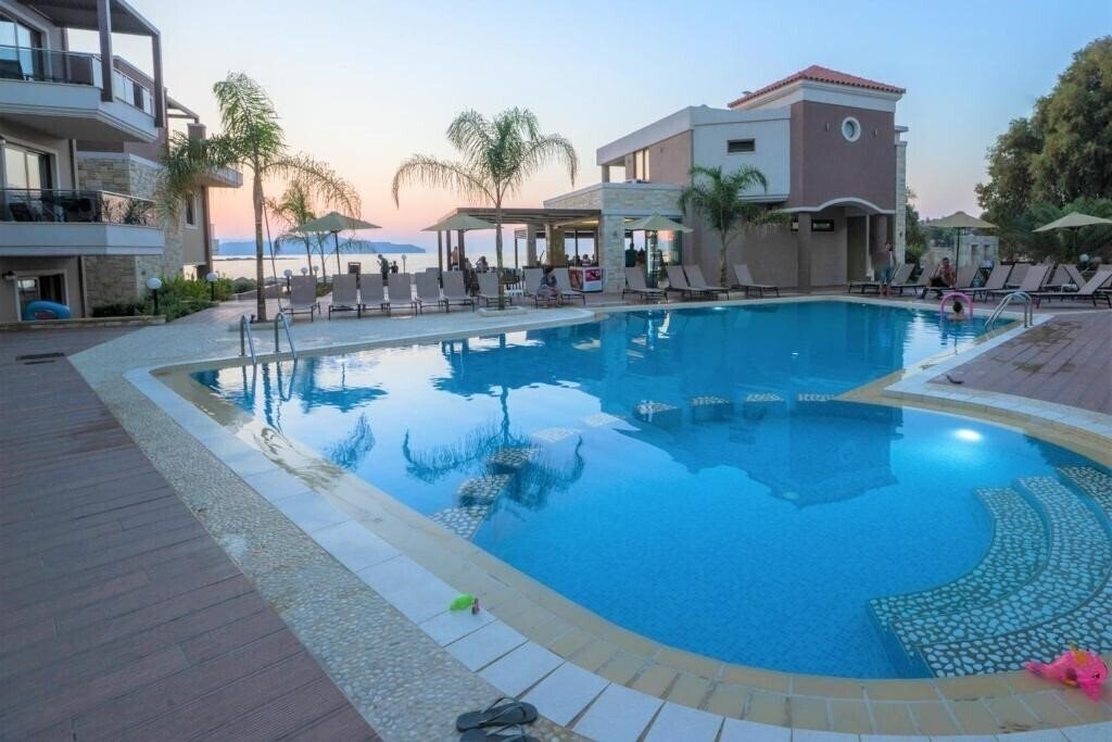 Готель Golden Bay Suites 3*
