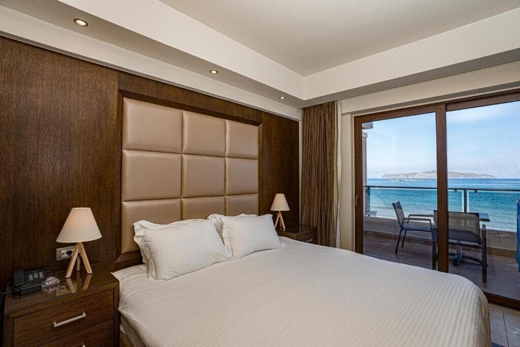 Фото Golden Bay Suites 3*