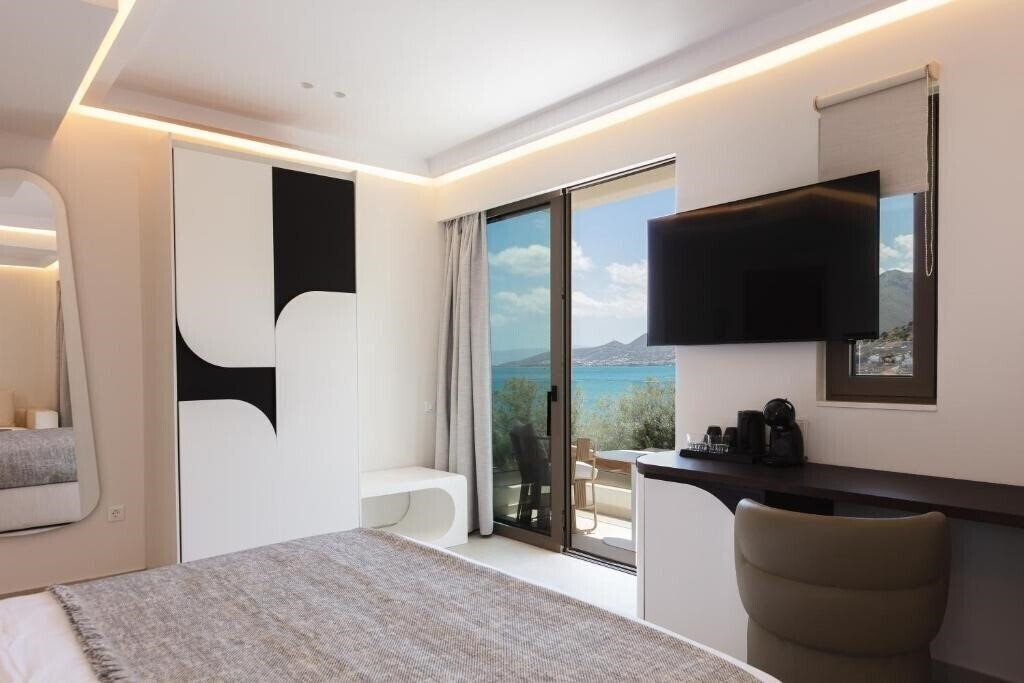 Готель Naiades Beach Hotel 5*