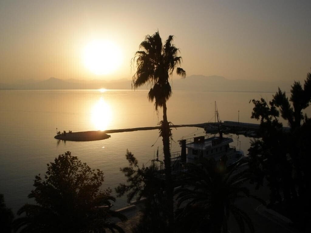 Готель Akti Hotel Loutraki 2*