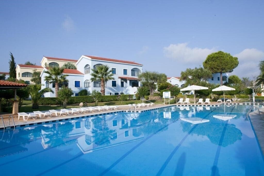 Готель Govino Bay 3*