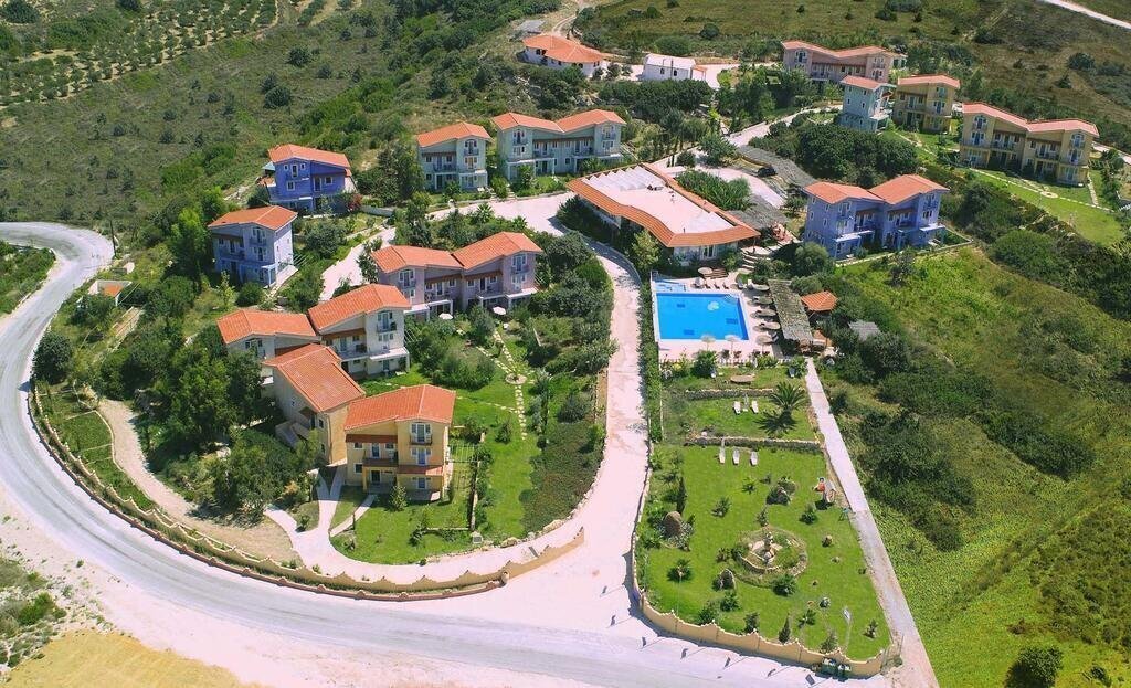 Готель The Small Village 3*