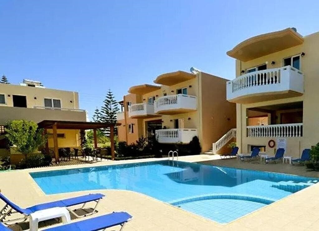 Готель Golden Rose Suites 3*