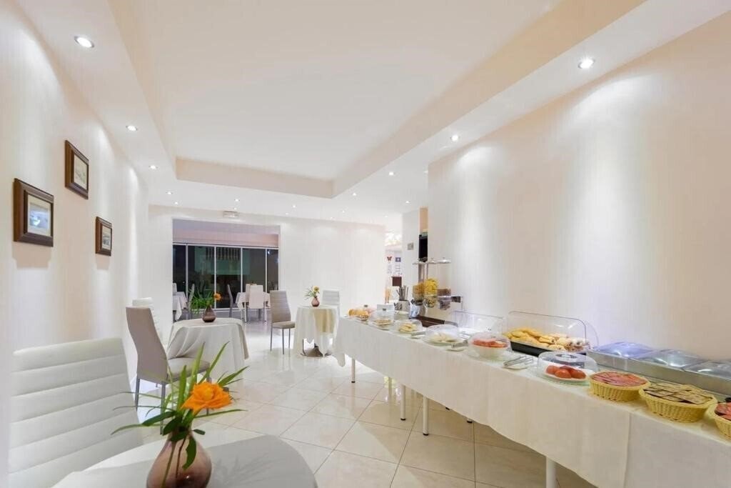 Фотографія Golden Rose Suites 3*