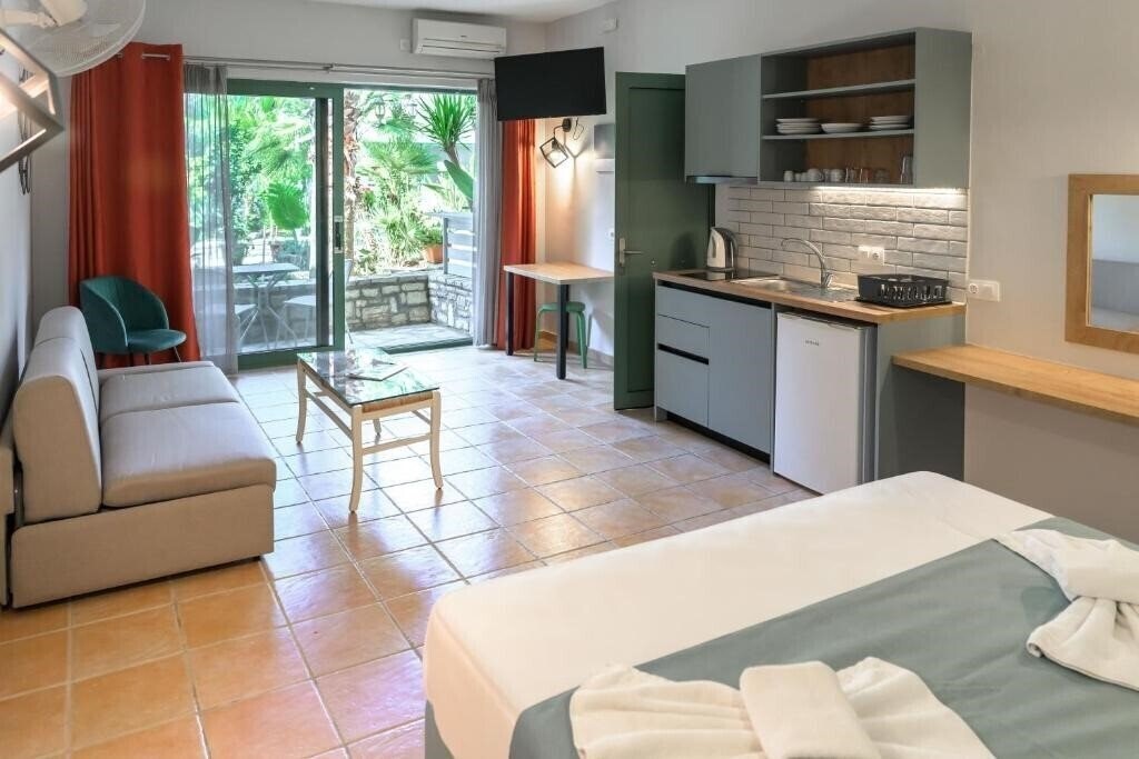 Zdjęcia Rouda Bay Beach Hotel (ex. Rouda Bay Hotel) 3*