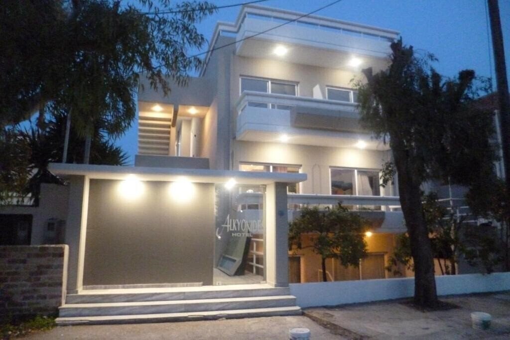 Готель Alkyonides Hotel 3*