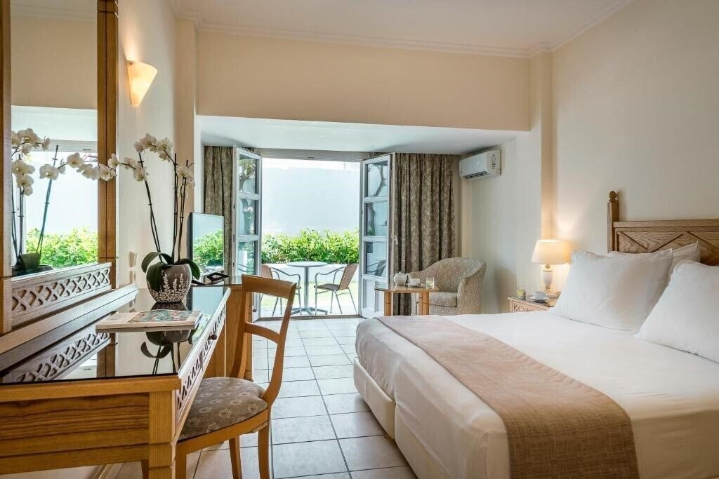 Отель Mitsis Petit Palais 4*