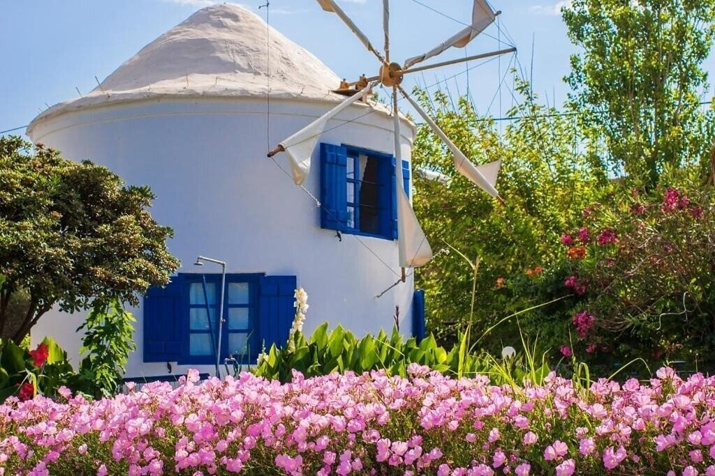 Отель Anemomilos Suites Fira 2*