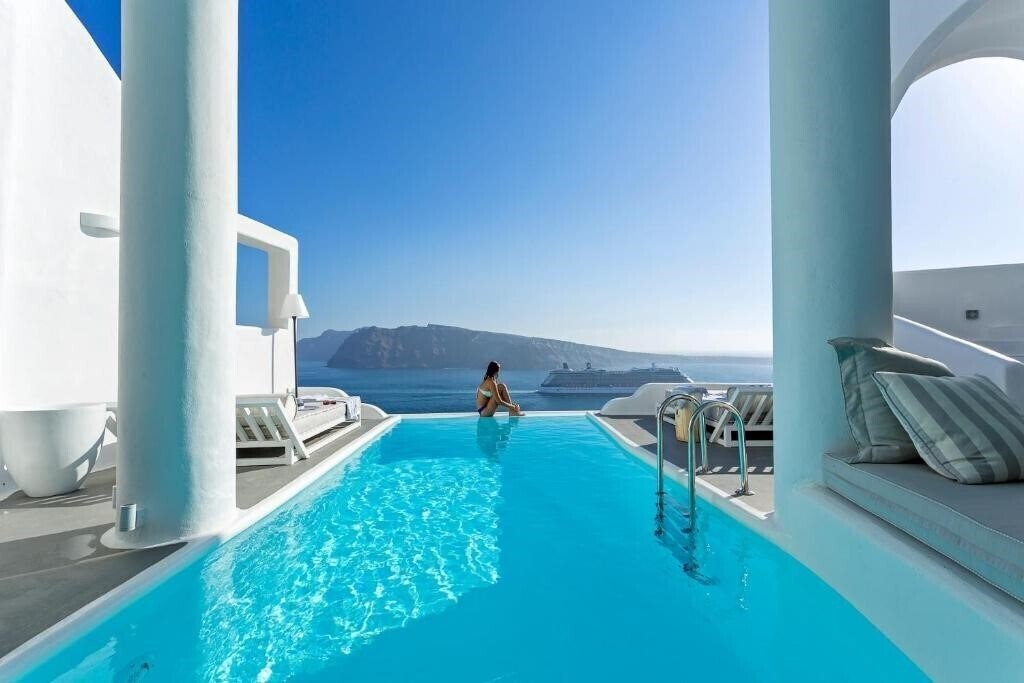 Hotel Charisma Suites 4*