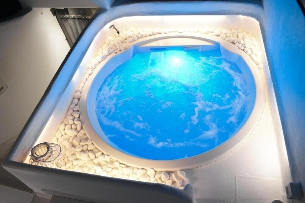 Готель Ariana Suites Adults Only 4*