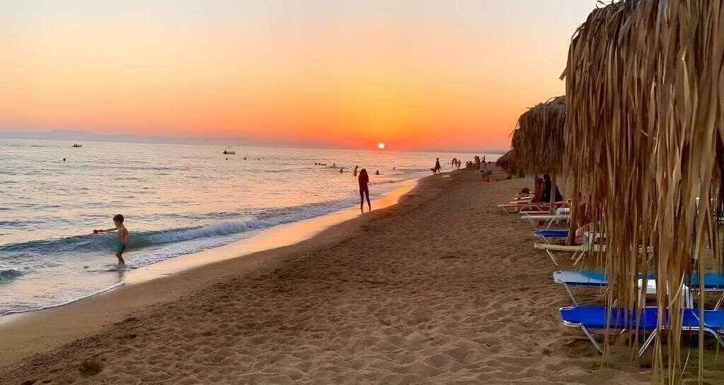 Готель Pleasure Beachside Studios 3*