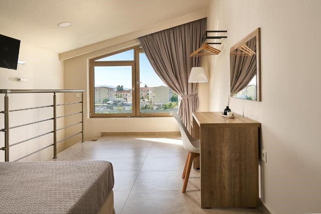 Готель Grapevines Hotel Alikanas 3*