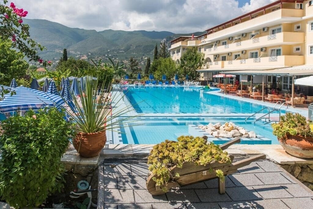 Фото Koukounaria Aparthotel & Villa 4*