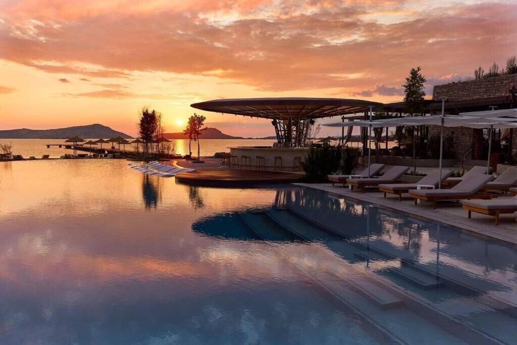 Готель W Costa Navarino 5*