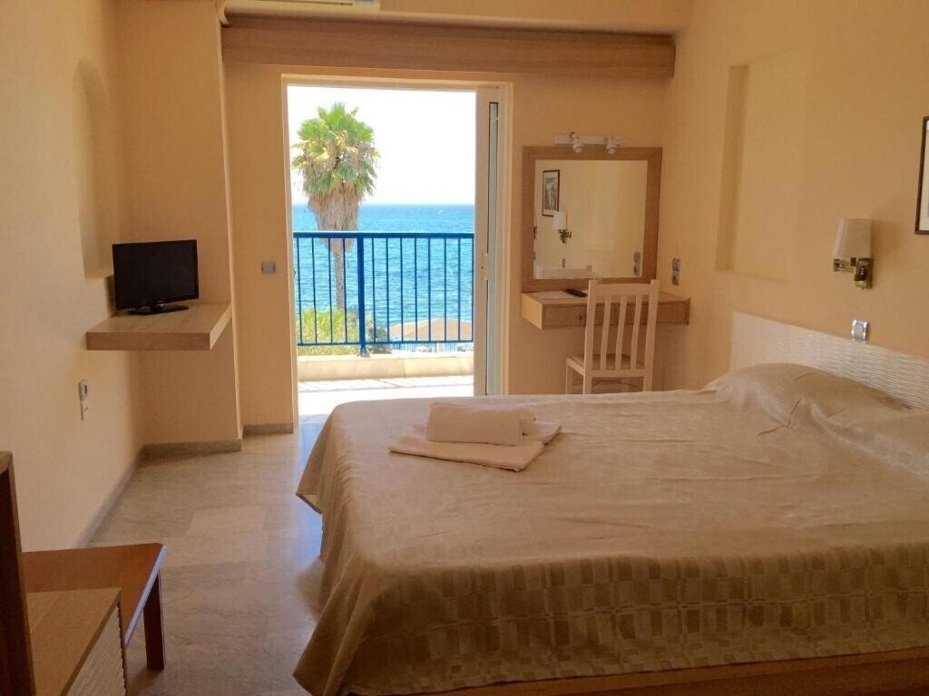 Фото Golden Sun Hotel Finikounda 3*