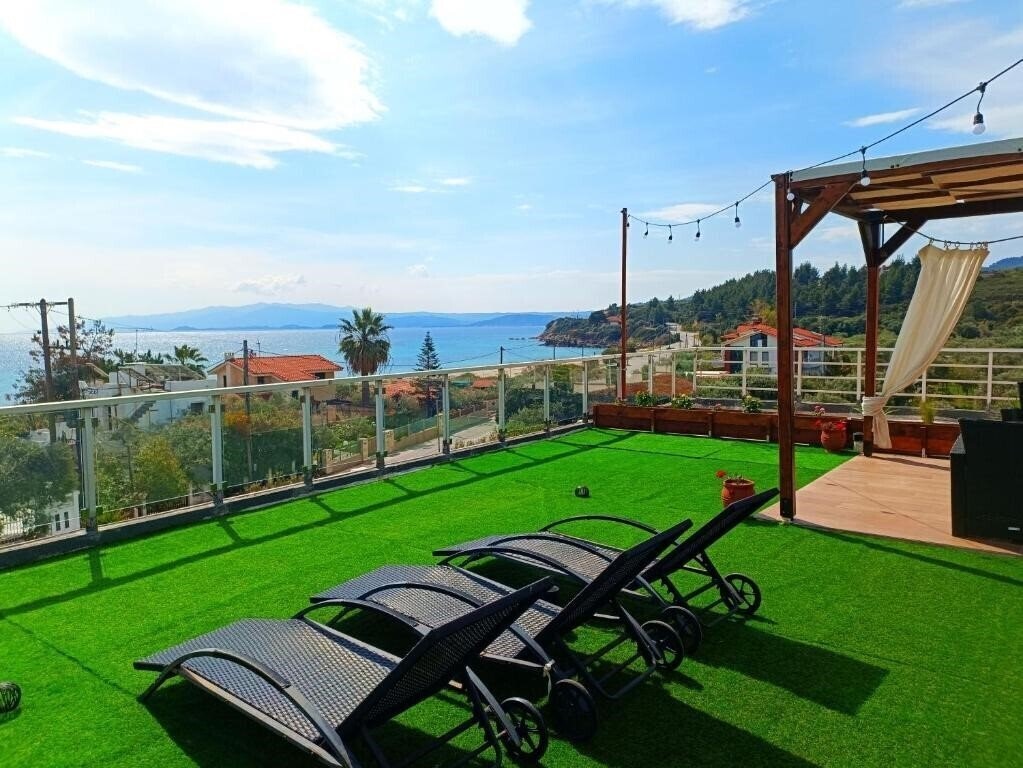 Фото Salonikiou Beach Deluxe Apartments 3*