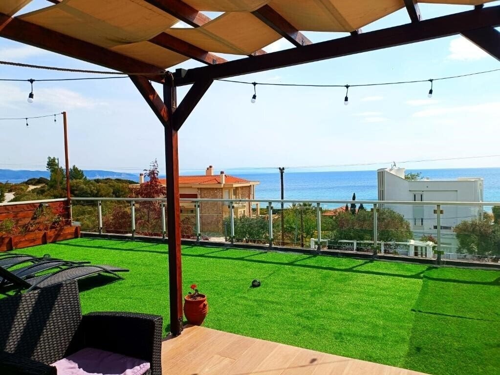 Отель Salonikiou Beach Deluxe Apartments 3*
