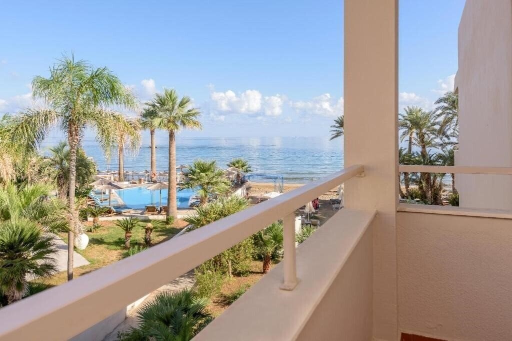 Готель Zeus Hotels Palm Beach 3*