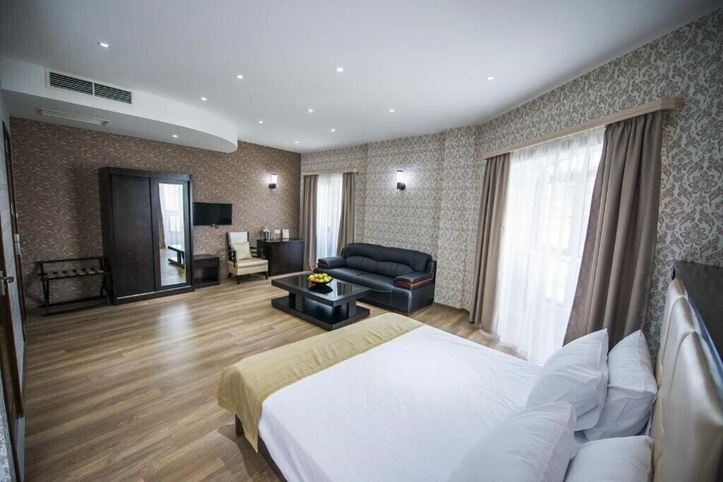 Zdjęcie Tbilisi Inn Hotel 4*