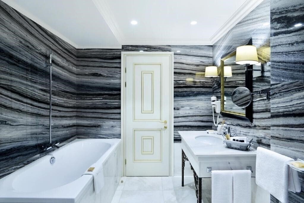 Zdjęcie Ambassador Hotel 4*