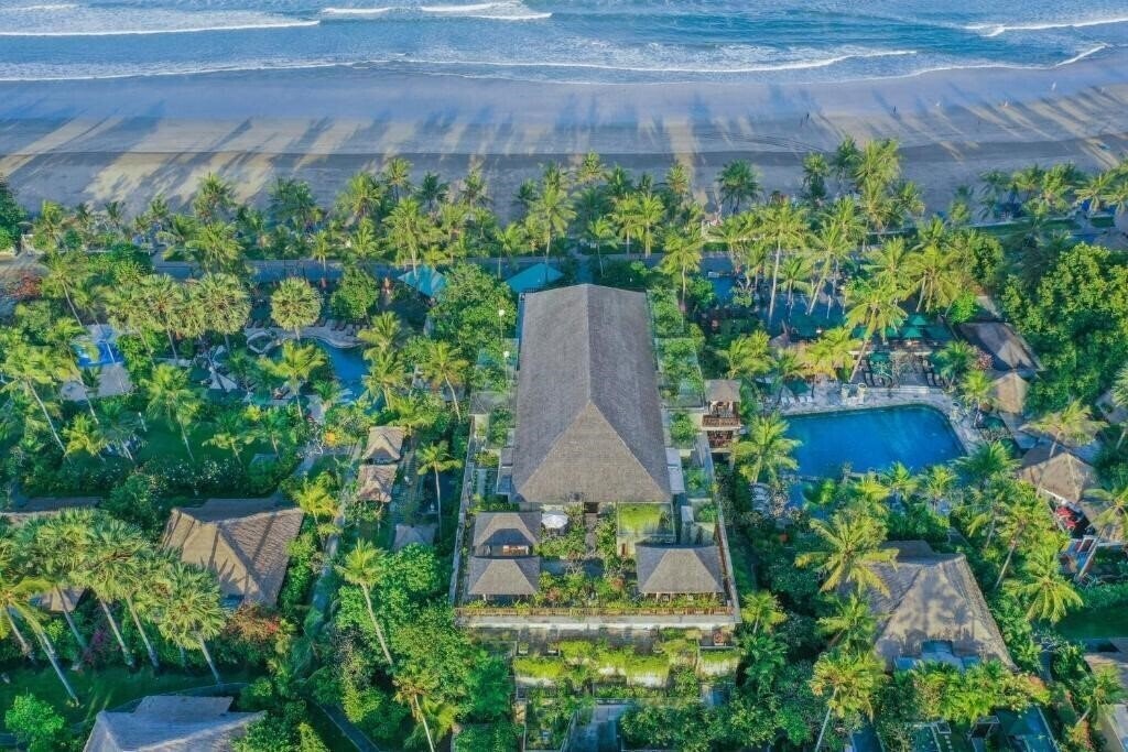 Готель Legian Beach 4*