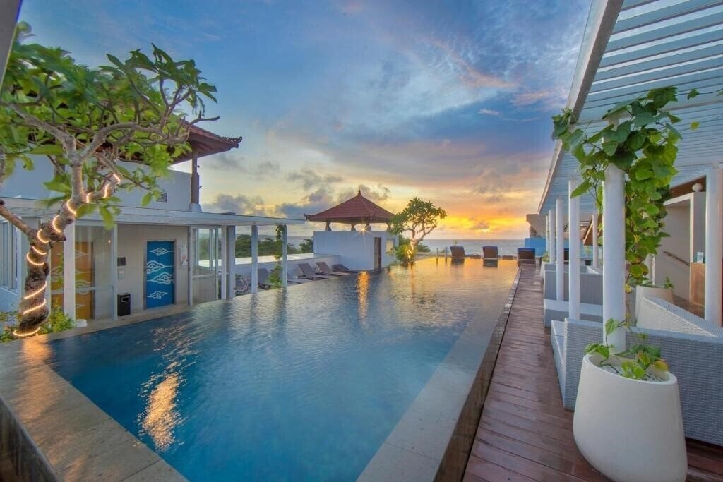 Отель Kuta Beach Hotel 4*