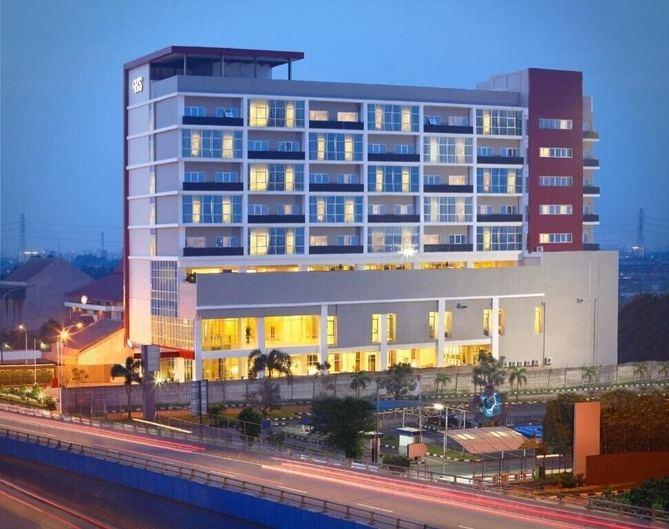 Готель Hotel Santika Cikarang 3*
