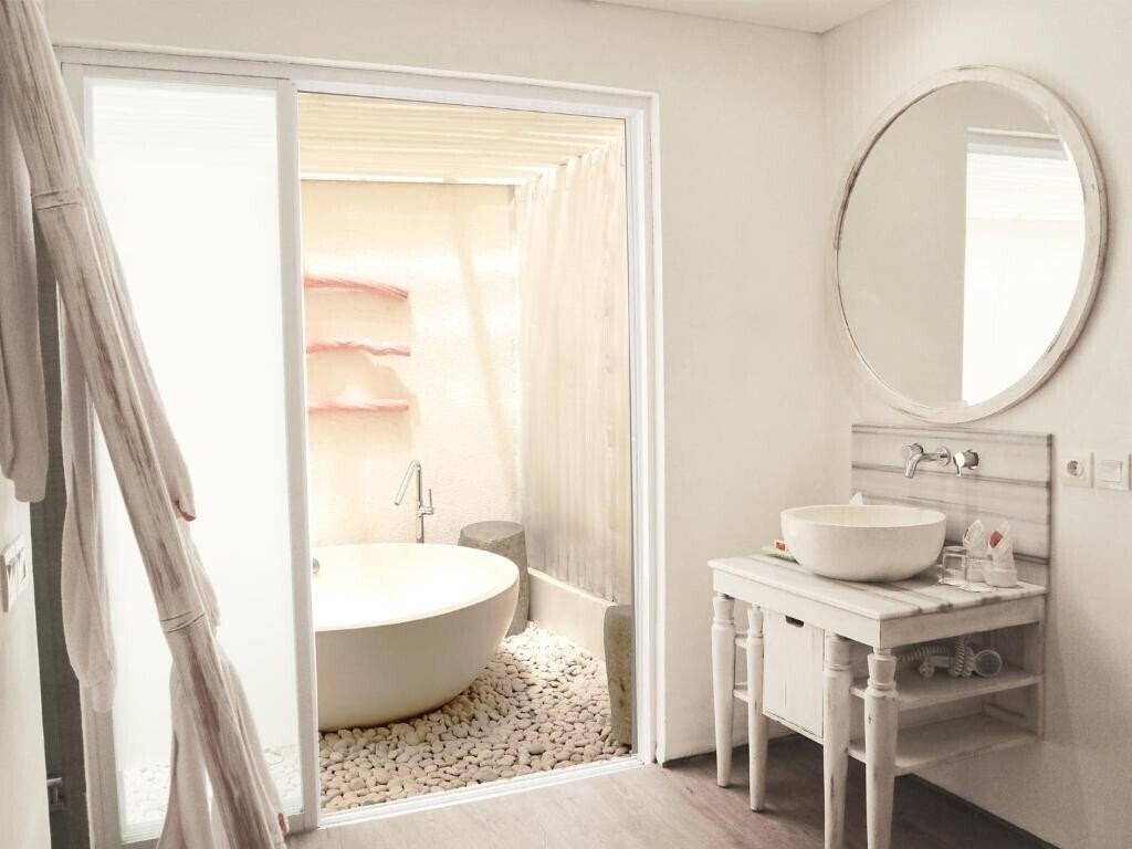 Фотографія Harris Hotel & Residences Sunset Road 4*