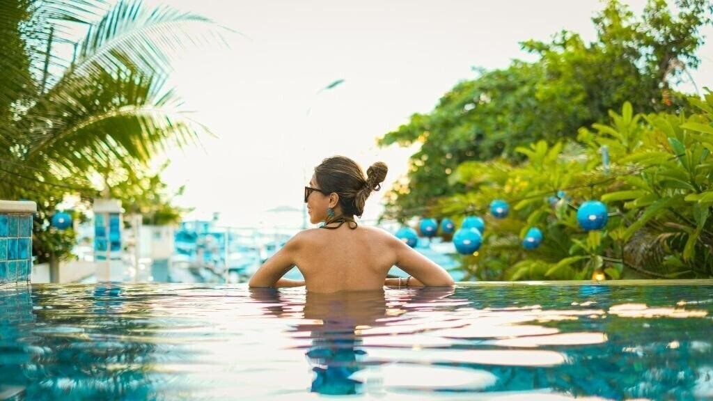 Готель Away Bali Legian Camakila 4*