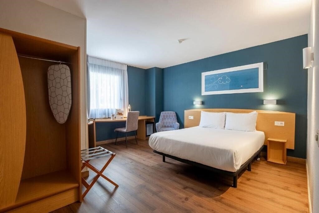 Zdjęcie Travelodge Alicante Puerto (ex. Campanile Alicante) 3*