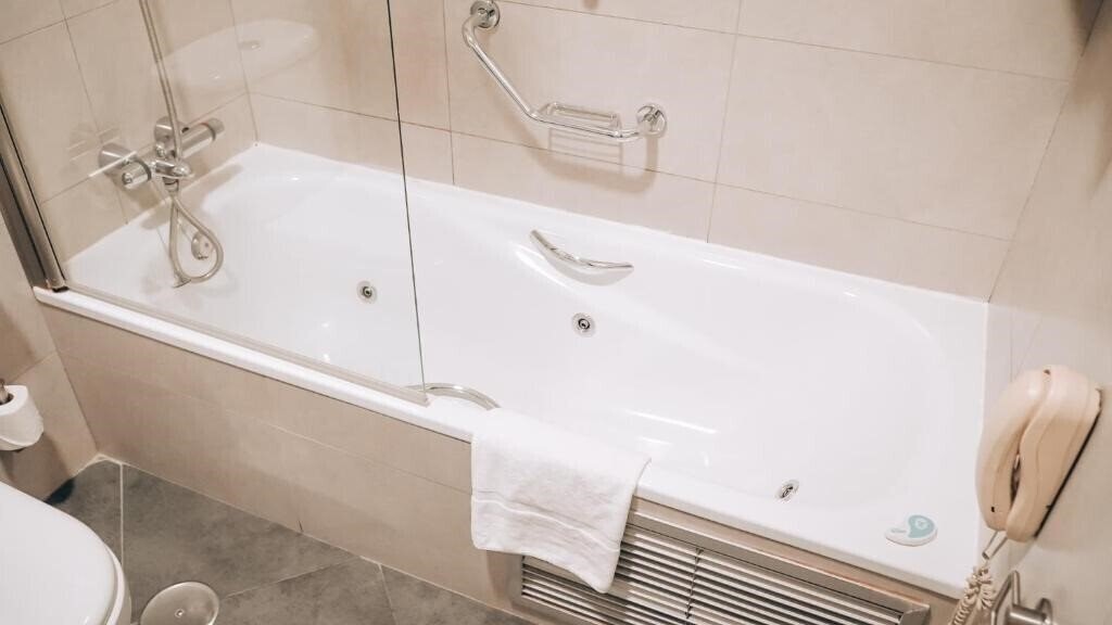 Фото Hotel Vertice Sevilla Aljarafe Bormujos (ex. Vertice Aljarafe) 4*